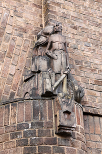 914435 Afbeelding van één van de door Hildo Krop vervaardigde beeldhouwwerken ('bakwerken') aan de voorgevel van een ...